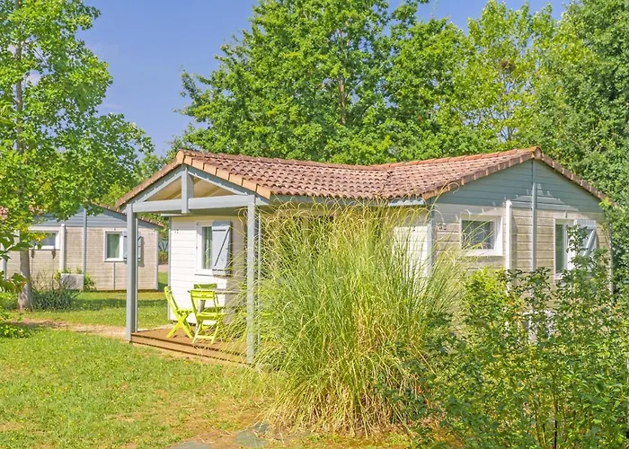 Lagrange Grand Bleu Vacances – Résidence Port Lalande 2* Castelmoron-sur-Lot