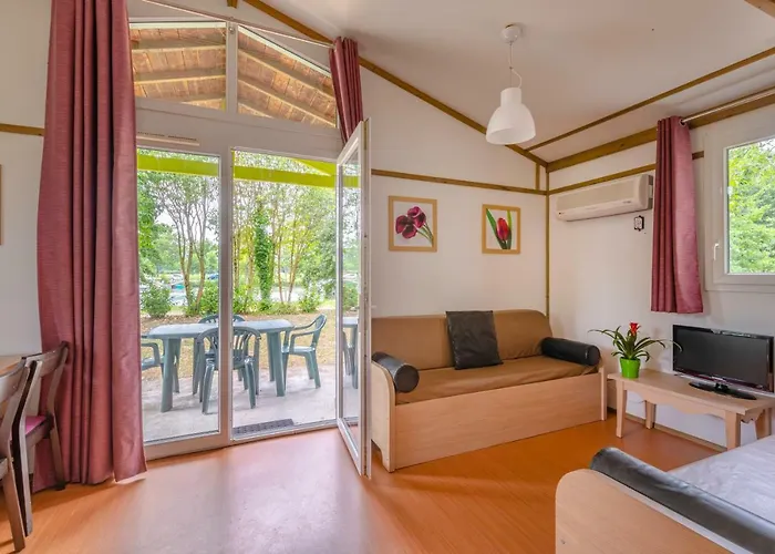 Lagrange Grand Bleu Vacances – Résidence Port Lalande 2*